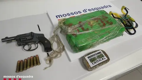 Pla mitj&agrave; on es pot veure l'arma i altres elements intervinguts pels Mossos d'Esquadra al pis de la parella detinguda a Puigcerd&agrave; per tr&agrave;fic de drogues, el 29 d'abril de 2021. (Horitzontal)