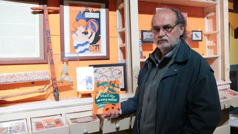 Pla mig de Cisco Farr&agrave;s amb el llibre 'Nelia. Un dol&ccedil; frac&agrave;s' el 3 de maig del 2021. (horitzontal)