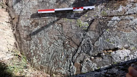 Primer pla d'un dels gravats a la roca molt ben marcats. Imatge del 3 de gener del 2019. (horitzontal)