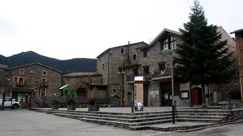 Pla obert de la pla&ccedil;a Serra del Cad&iacute;  i l'edifici de l'Ajuntament de Josa i Tuix&eacute;n (Alt Urgell), on tamb&eacute; hi ha el Museu de les Trementinaires. Imatge de l'1 de desembre de 2020 (Horitzontal).