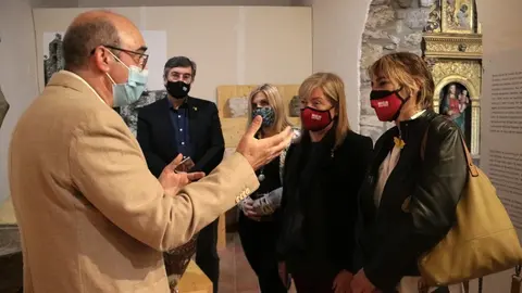 Pla mig de la visita de la consellera de Cultura, &Agrave;ngels Ponsa, a l'esgl&eacute;sia vella del Pont de Suert (Alta Ribagor&ccedil;a) on hi ha una col&middot;lecci&oacute; d'art sacre. Imatge del 6 de maig del 2021. (horitzontal)