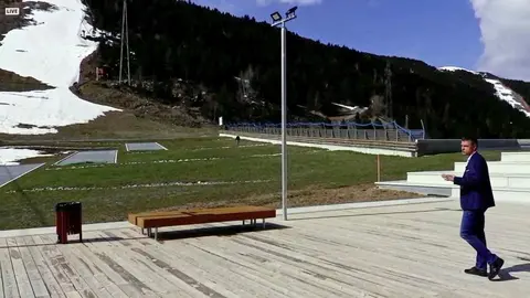 Captura de pantalla de la presentaci&oacute; de l'Andorra Mountain Music on es veu al director de Producte i Nous Projectes d'Andorra Turisme, Enric Torres, mostrant el lloc on es dur&agrave; a terme el festival. Imatge del 6 de maig de 2021 (Horitzontal).