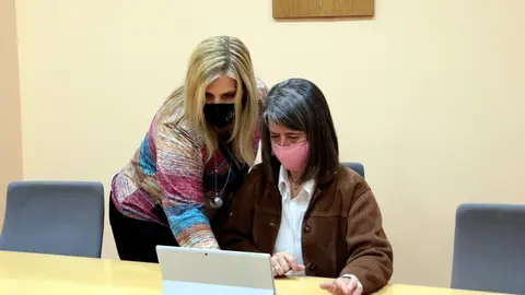 Pla mig de l'alcaldessa de Vilaller, Maria Jos&eacute; Erta, amb una dona que est&agrave; teletreballant a la sala de plens. Imatge de l'11 de maig del 2021. (horitzontal)