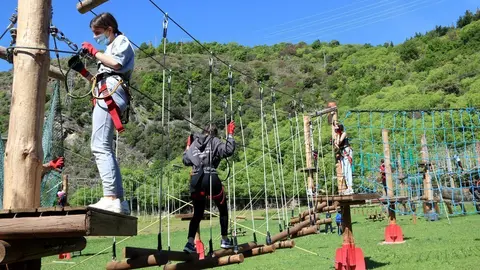 Primer pla d'un jove a un parc d'aventura del Pallars Sobir&agrave; el 13 de maig del 2021. (horitzontal)