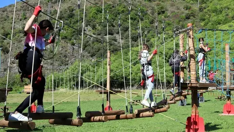 Pla general de joves a un parc d'aventura de Rialp (Pallars Sobir&agrave;) el 13 de maig del 2021. (horitzontal)