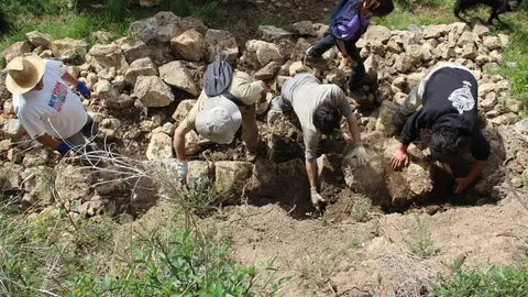Pla general de voluntaris recuperant un cam&iacute; l'any 2020 al Pallars Juss&agrave;. (horitzontal)