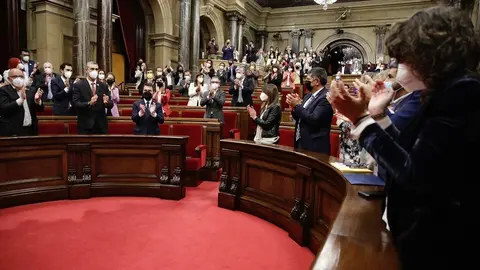 Pla general de l'hemicicle aplaudint el candidat d'ERC, Pere Aragon&egrave;s, investit com a 132&egrave; president de la Generalitat. Imatge del 21 de maig del 2021 (Horitzontal)