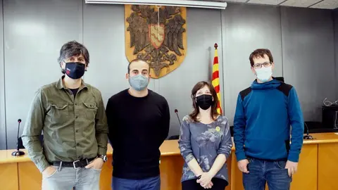 Pla mig del futur alcalde de Sort, Baldo Barr&eacute; (centre), amb la regidora de Junts, Imma Gallardo. Acompanyats dels regidors Pere Bascones i Mart&iacute; Humet. Imatge del 25 de maig del 2021. (Horitzontal)