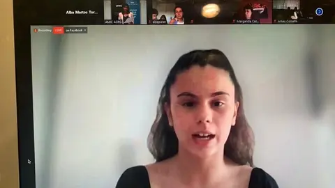 Paula Segura C&dagger;liz de Escola Daina Isard de Olesa de Montserrat, guanyadora AMIC-Ficcions 2021 i Laura Mesalles, responsable de comunicaci&cent;
