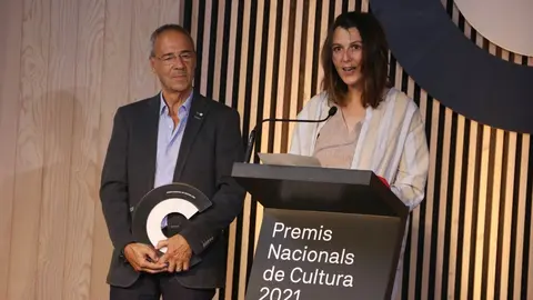 La directora del Dans&agrave;neu, Rut Mart&iacute;nez, recollint el Premi Nacional de Cultura 2021 al festival, aquest dijous 27 de maig de 2021 (Horitzontal)
