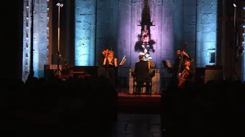 Pla general de l'Ensemble Flandriae-Pyrenaei, interpretant una de les peces del concert inaugural del Festival de M&uacute;sica Antiga dels Pirineus a la catedral de Santa Maria de la Seu d'Urgell amb una part del p&uacute;blic, el 5 de juliol de 2019 (Horitzontal).