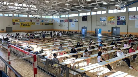 Pla general de desenes d'estudiants preparats per fer el primer examen de les PAU al pavell&oacute; poliesportiu que s'ha habilitat a la Seu d'Urgell per dur a terme la selectivitat. Imatge del 8 de juny de 2021. (Horitzontal).