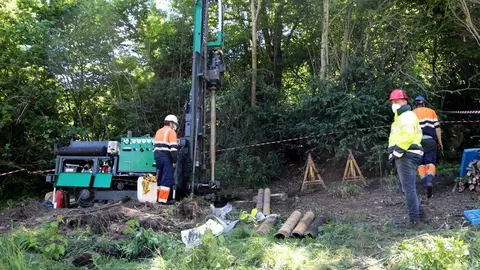 Pla general d'una m&agrave;quina treballant a la vall de Valardies (Val d'Aran) per col&middot;locar sensors i preveure futures esllavissades. Imatge del 8 de juny del 2021. (Horitzontal)