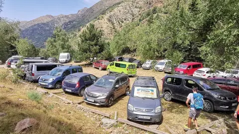 Pla general dels vehicles aparcats a La Molinassa el 12 d'agost del 2020. (horitzontal)