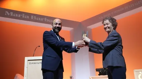 Pla general de l'escriptora Maria Balbal rebent el el 53&egrave; Premi d&rsquo;Honor de les Lletres Catalanes de la m&agrave; de vicepresident d'&Ograve;mnium Marcel Mauri el 10 de juny del 2021. (Horitzontal)