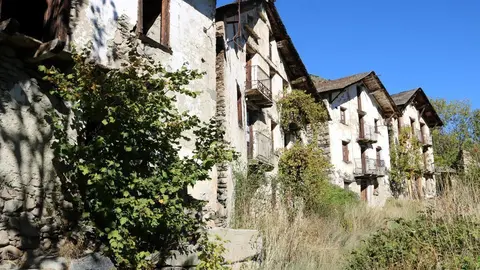 Imatge del carrer principal del poble d'&Agrave;rreu, al Pallars Sobir&agrave;, el 22 d'octubre del 2018. (horitzontal)