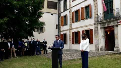 Pla general del president de la Generalitat, Pere Aragon&egrave;s, i la s&iacute;ndica d'Arran, Maria Verg&eacute;s, l'11 de juny del 2021. (Horitzontal)