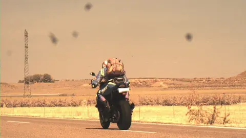 Imatge del motorista que circulava a 198 km/h per l'L-800, al terme de d'Alcarr&agrave;s, el 13 de juny del 2021. (Horitzontal)