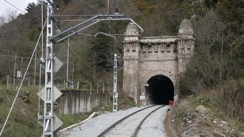Pla obert de l'entrada del t&uacute;nel de Toses (Ripoll&egrave;s) per on hi circulen els trens de l'R3 en direcci&oacute; a Puigcerd&agrave;. Imatge del 30 d'abril de 2021 (Horitzontal).