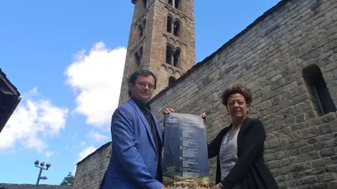Pla mitj&agrave; de la vicepresidenta del Consorci Patrimoni Mundial de la Vall de Bo&iacute; i alcaldessa de la Vall de Bo&iacute;, S&ograve;nia Bruguera, i el director de l'OJC, Alfons Revert&eacute;, presentant el Festival OJC el 29 de juny de 2021. (Horitzontal)