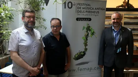 El director del FeMAP, Josep Maria Dutr&egrave;n (al mig), al costat del director de m&uacute;sica de l'ICEC, Xavier Cester, i l'alcalde de La Seu d'Urgell, Jordi F&agrave;brega. Dimarts 29 de juny de 2021 (Horitzontal)