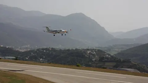 Pla general de l'avi&oacute; de verificaci&oacute; de vol aproximant-se a la pista d'aterratge de l'aeroport d'Andorra - la Seu d'Urgell mentre es comprova el funcionament del sistema d'aproximaci&oacute; instrumental amb GPS, el 17 de setembre de 2019 (Horitzontal).