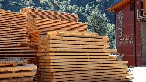Pla general de l'empresa Fustes Sebastia de Rialp, al Pallars Sobir&agrave;. Imatge del dia 23 de juny del 2021. (Horitzontal)