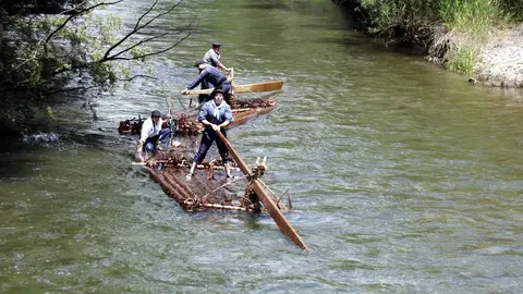 Pla general d'un rai arribant al pont de Claverol en la 43a Diada dels Raiers de la Pobla de Segur, el 4 de juliol de 2021. (Horitzontal)