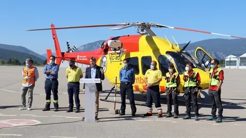 Pla general del director de Prevenci&oacute;, Extinci&oacute; d&rsquo;Incendis i Salvaments, Joan Delort, presentant el nou helic&ograve;pter de rescat medicalitzat amb base al Pirineu a l'aeroport de la Seu amb professionals i autoritats, el 5 de juliol de 2021. (Horitzontal).