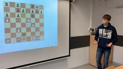 Pla americ&agrave; de l'alumne de l'Institut La Valira, Markus Urban, presentant l'algorisme que ha creat per jugar a escacs. Imatge publicada el 8 de juliol de 2021. (Horitzontal)