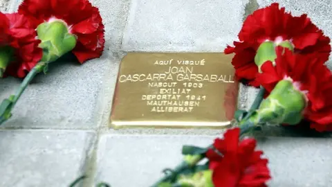 Pla tancat d'una de les deu llambordes Stolpersteine que s'han instal&middot;lat aquest dissabte a Lleida, el 22 de maig de 2021. (Horitzontal)