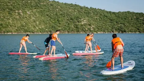 Pla obert amb un grup de joves practicant una activitat aqu&agrave;tica al pant&agrave; de Rialb, en una imatge d'arxiu. (Horitzontal)