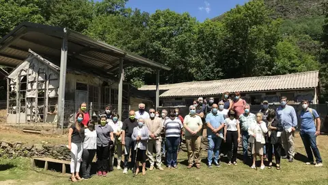 Pla obert dels ve&iuml;ns i les autoritats assistents a la presentaci&oacute; del projecte provisional de restauraci&oacute; de l&rsquo;Hospital de cartr&oacute; de la Vall Fosca, amb l'equipament al fons. Imatge del 9 de juliol de 2021. (Horitzontal)