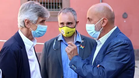 Pla mitj&agrave; del conseller de Salut, Josep Maria Argimon, l'alcalde de la Seu d'Urgell, Jordi F&agrave;brega, i el ministre de Salut andorr&agrave;, Joan Mart&iacute;nez Benazet, abans de reunir-se a la capital alturgellenca. imatge del 9 de juliol de 2021. (Horitzontal)