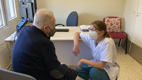 Pla mitj&agrave; de la geriatra Alba Roig, del PADES Cerdanya, al costat d'un pacient a la nova consulta de geriatria de la Fundaci&oacute; Hospital de Puigcerd&agrave;. Imatge del 22 de juny de 2021. (Horitzontal)