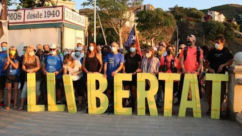 Pla general de l'inici de la travessa amb Jordi Turull i els acompanyants a Portbou aquest dissabte 10 de juliol de 2021. (Horitzontal) 