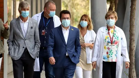 El president del Govern, Pere Aragon&egrave;s, i el conseller de Salut, Josep Maria Argimon, s'han reunit aquest diumenge amb treballadors de l'Hospital Universitari de Bellvitge, l'11 de juliol del 2021. (Horitzontal)