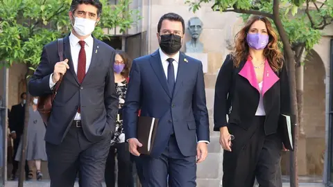 Pla mitj&agrave; del president de la Generalitat, Pere Aragon&egrave;s; el vicepresident, Jordi Puigner&oacute;; i la consellera Laura Vilagr&agrave; dirigint-se a la reuni&oacute; del Consell Executiu el 29 de juny del 2021 (horitzontal)