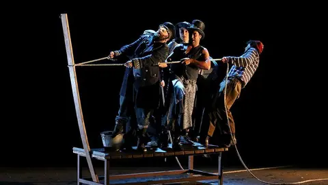 Pla general de la companyia Teatre Gorakada, del Pa&iacute;s Basc, en plena funci&oacute; de Moby Dick al Festival Esbaiola't. Imatge d'Oriol Riart. 22 de Juliol de 2018. (Horitzontal) 