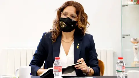 Pla mitj&agrave; de Laura Vilagr&agrave; en la reuni&oacute; amb l&rsquo;Associaci&oacute; Catalana de Micropobles a Vilada. Imatge del 16 de juliol de 2021 (Horitzontal)