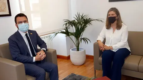 Pla general del president del Govern Pere Aragon&egrave;s, reunit amb la s&iacute;ndica d'Aran, Maria Verg&eacute;s, al Conselh Generau l'11 de juny del 2021. (Horitzontal)