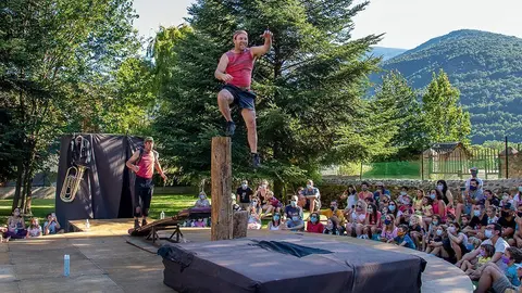 Pla general del p&uacute;blic durant l'espectacle 'Encore Plus' de la companyia Toi d'Abord al festival Esbaiola't a Esterri d'&Agrave;neu. Fotografia publicada el 18 de juliol de 2021. (Horitzontal)
