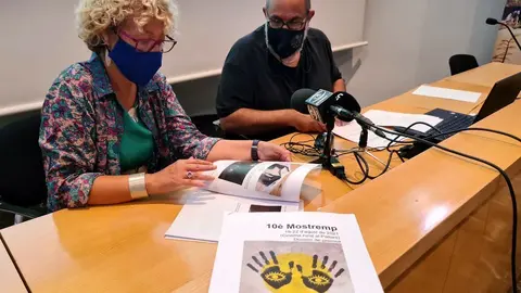 Pla general del director del Mostremp, Jos&eacute; Berg&eacute;s i l'alcaldessa de Tremp, Maria Pilar Cases, durant la roda de premsa de presentaci&oacute; del Mostremp. Imatge del 27 de juliol del 2021. (Horitzontal)