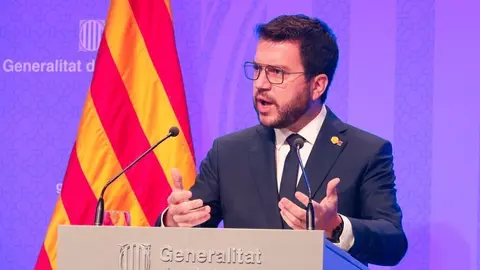 Pla mitj&agrave; del president del Govern, Pere Aragon&egrave;s, en roda de premsa despr&eacute;s de l'&uacute;ltim Consell Executiu del curs pol&iacute;tic, el 3 d'agost del 2021. (Hortizontal)	