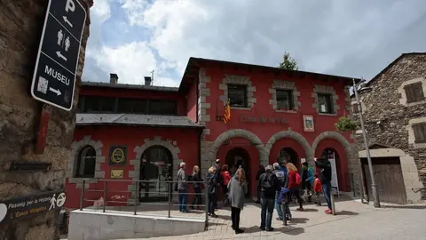 Museu i Ajuntament de Ll&iacute;via