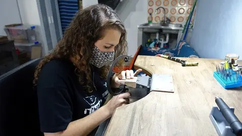 Pla mig de la Cl&agrave;udia Bellera treballant al seu taller de Caregue, al Pallars Sobir&agrave; el 2 d'agost del 2021. (Horitzontal)