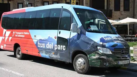 Primer pla del Bus del Parc Nacional d'Aig&uuml;estortes i Estany de Sant Maurici. (horitozontal)