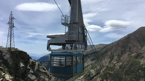 Pla general del telef&egrave;ric d'Estany Gento-Sallente, a la Vall Fosca. (horitzontal)