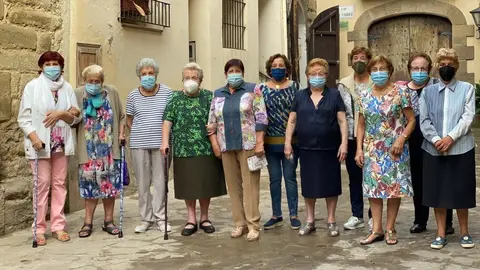 Pla obert d'onze ve&iuml;nes de Peramola que han participat en els audiovisuals de la ruta de mem&ograve;ria hist&ograve;rica que s'ha fet al municipi. Imatge del 19 d'agost de 2021. (Horitzontal)