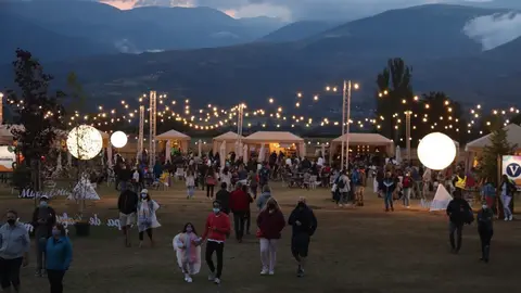 Pla general de la zona del 'Village' del Cerdanya Music Festival, en un espai natural d'Alp (Cerdanya). Imatge del 23 d'agost de 2021. (Horitzontal)